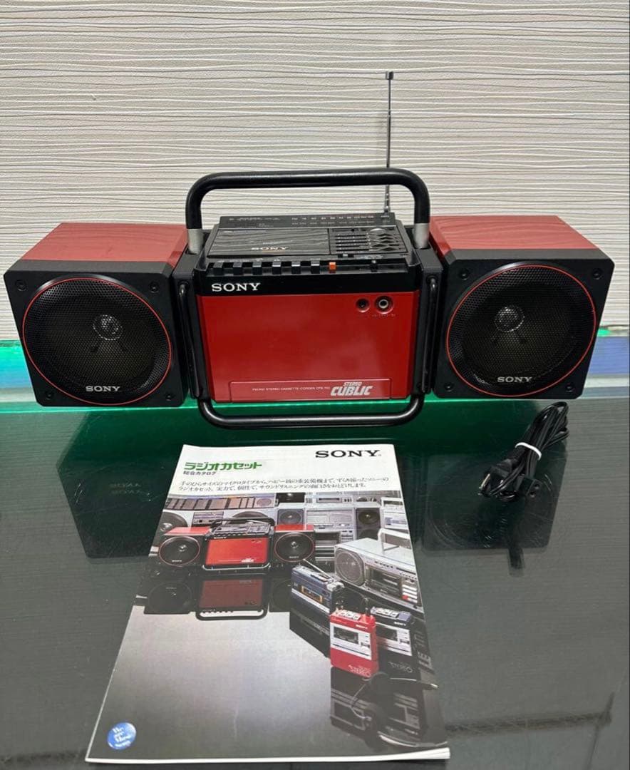 美品ソニーSONY CFS-700 キューブリック 赤 レトロラジカセ　ラジオ
