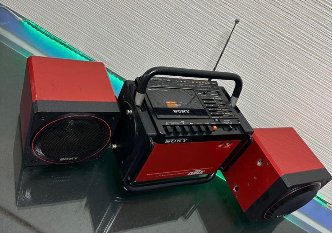 美品ソニーSONY CFS-700 キューブリック 赤 レトロラジカセ　ラジオ