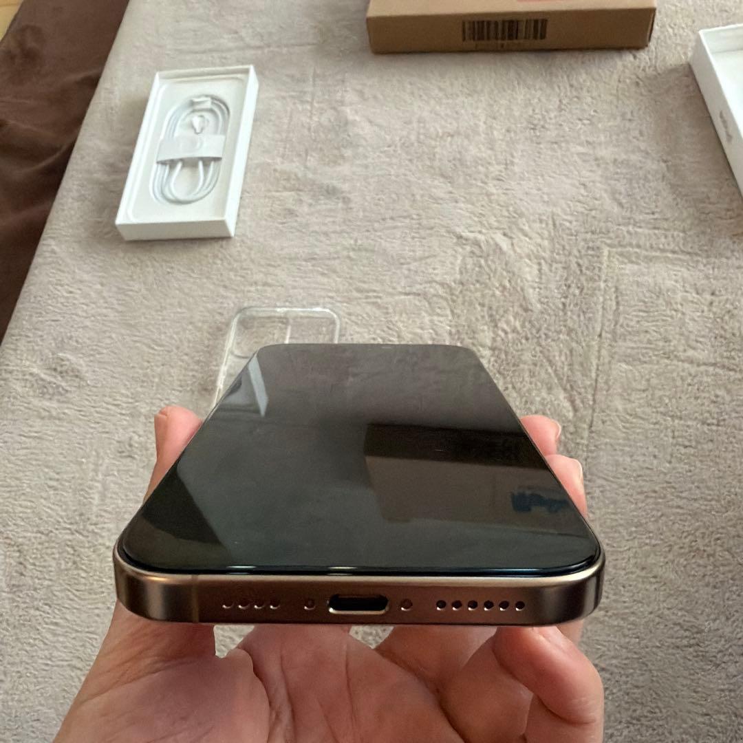 Apple iPhone 16 Pro Max 256GB 純正ケース付き