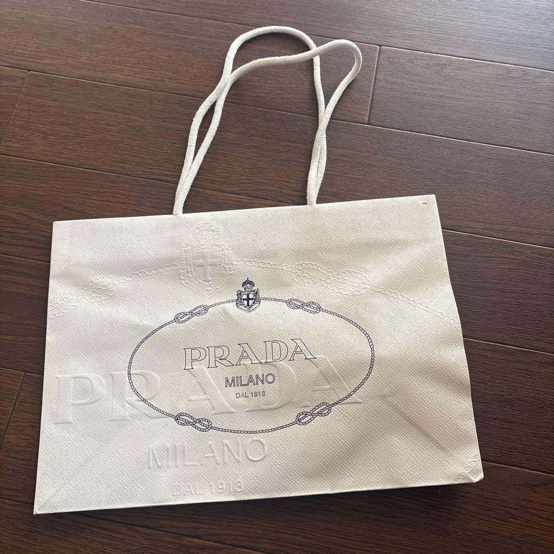 ほぼ新品！PRADA ダウンジャケット　フード、紙袋付き　黒