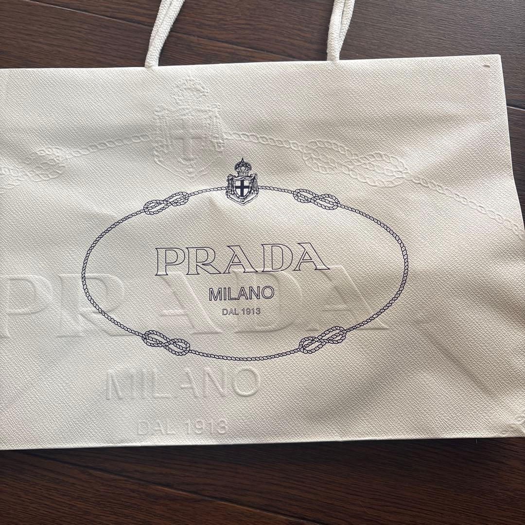 ほぼ新品！PRADA ダウンジャケット　フード、紙袋付き　黒