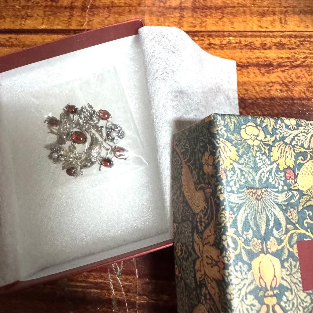 碌山 ウィリアム・モリスいちご泥棒ペンダントブローチ（ガーネット）