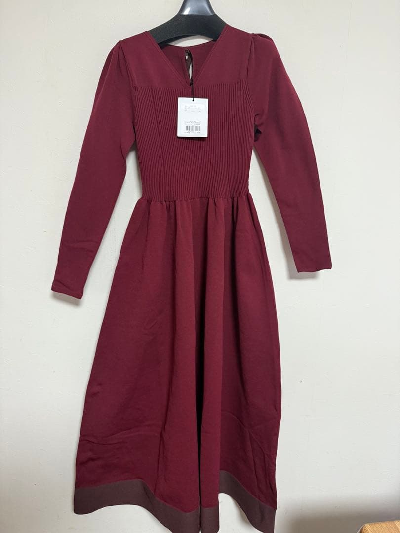 【新品タグ付き】Mystrada Ｖネックホールガーメントワンピース