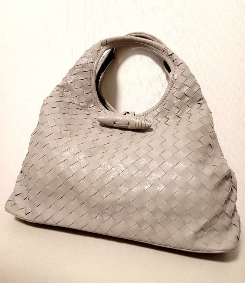 イントレチャート ショルダーバッグ 本革 / ゴート山羊革　グレージュ 肩掛け◎