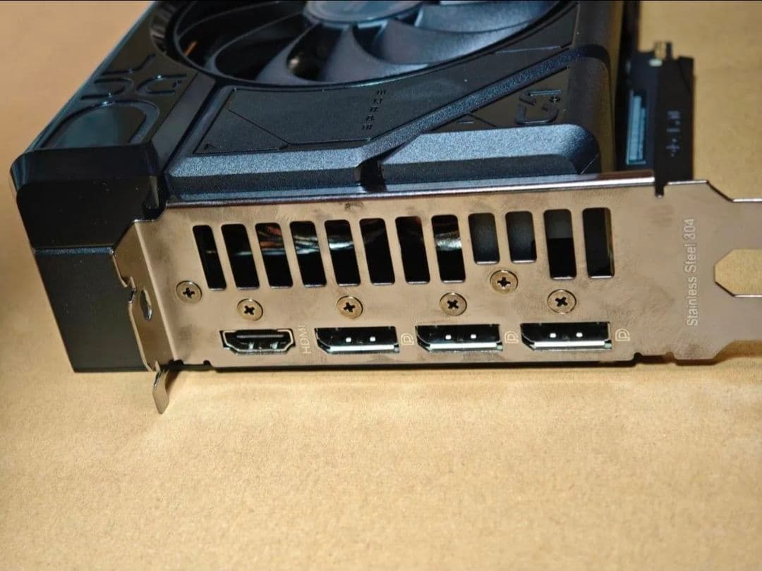 ​ASUS Radeon RX 7700 XT OC 12GB【RTX4070並