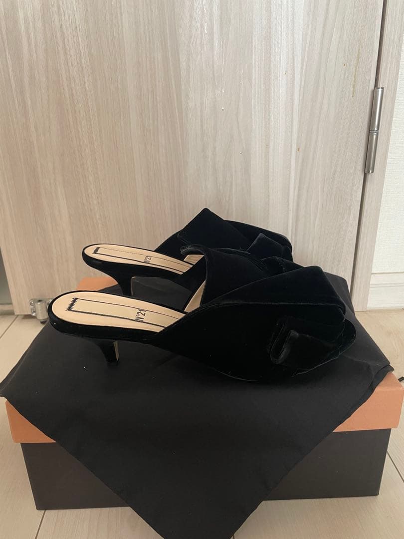 【新品】ヌメロヴェントゥーノ　no21ブラックベルベットクロスストラップミュール