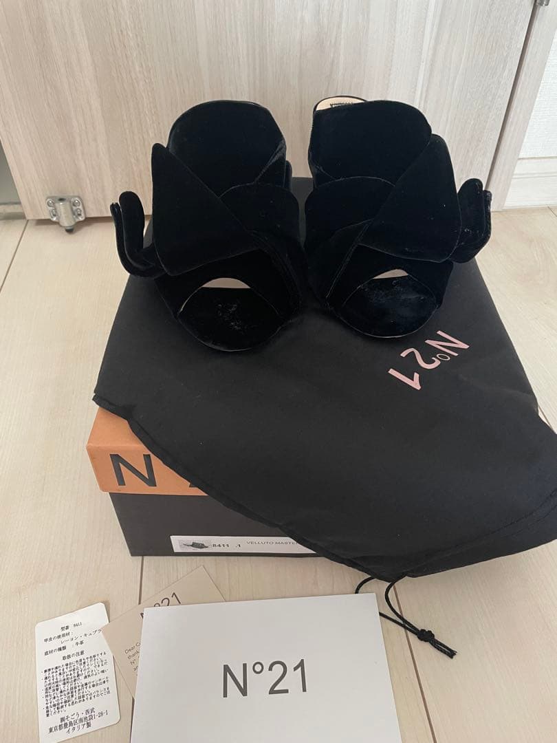 【新品】ヌメロヴェントゥーノ　no21ブラックベルベットクロスストラップミュール