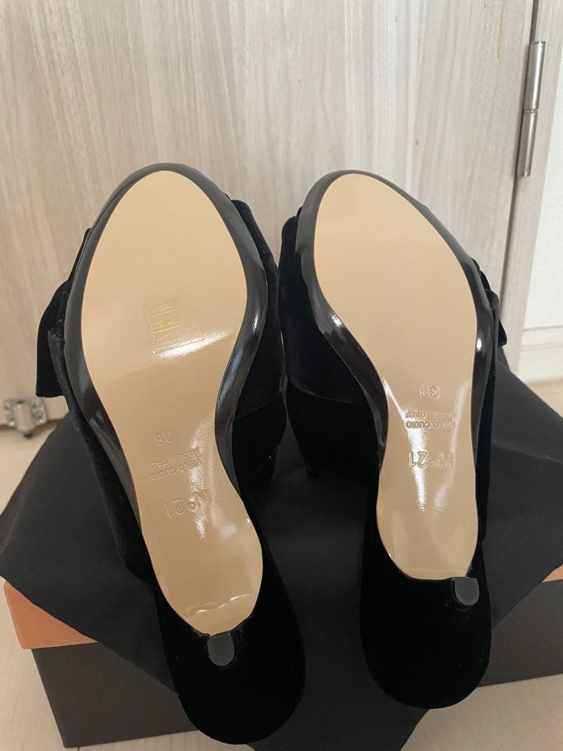 【新品】ヌメロヴェントゥーノ　no21ブラックベルベットクロスストラップミュール