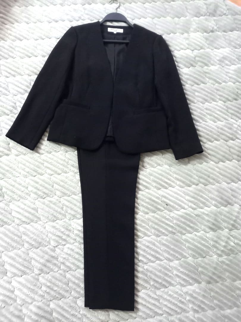 美品　NATURAL BEAUTY BASIC ノーカラースーツ S　黒ブラック