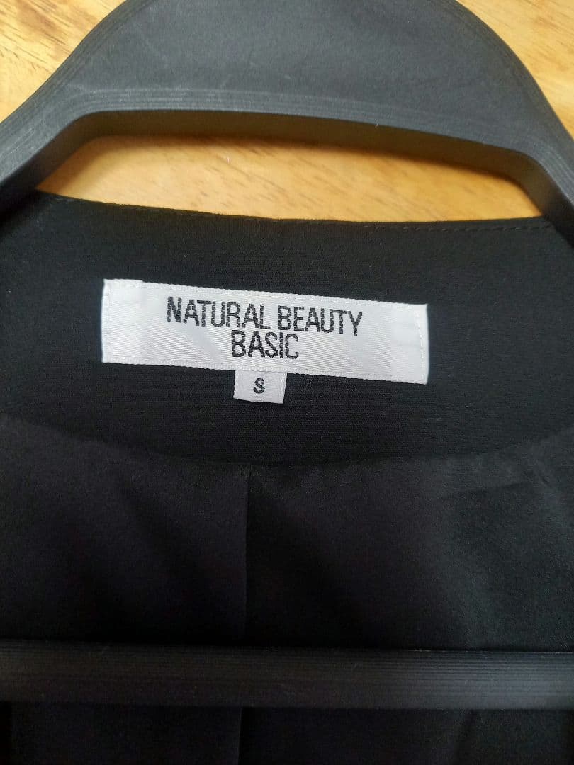 美品　NATURAL BEAUTY BASIC ノーカラースーツ S　黒ブラック