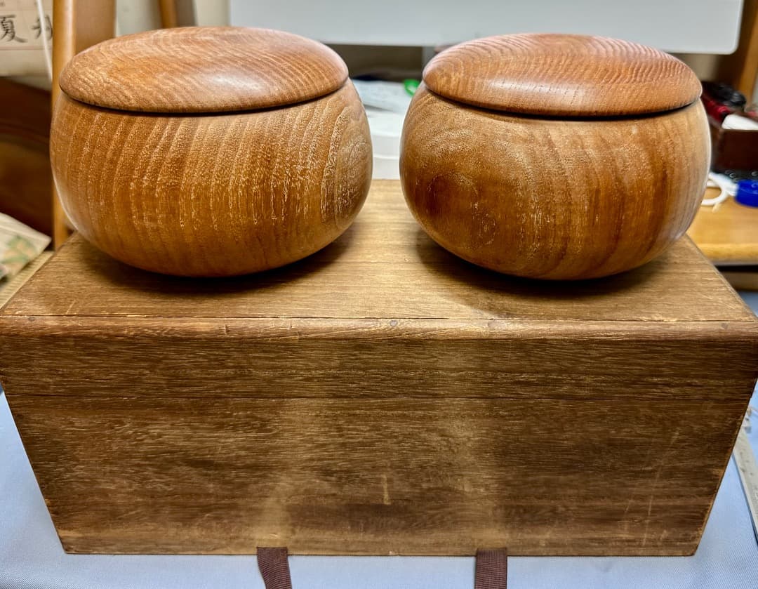 囲碁 日向・白蛤い石 那智黒石・特大碁笥・木製箱入り