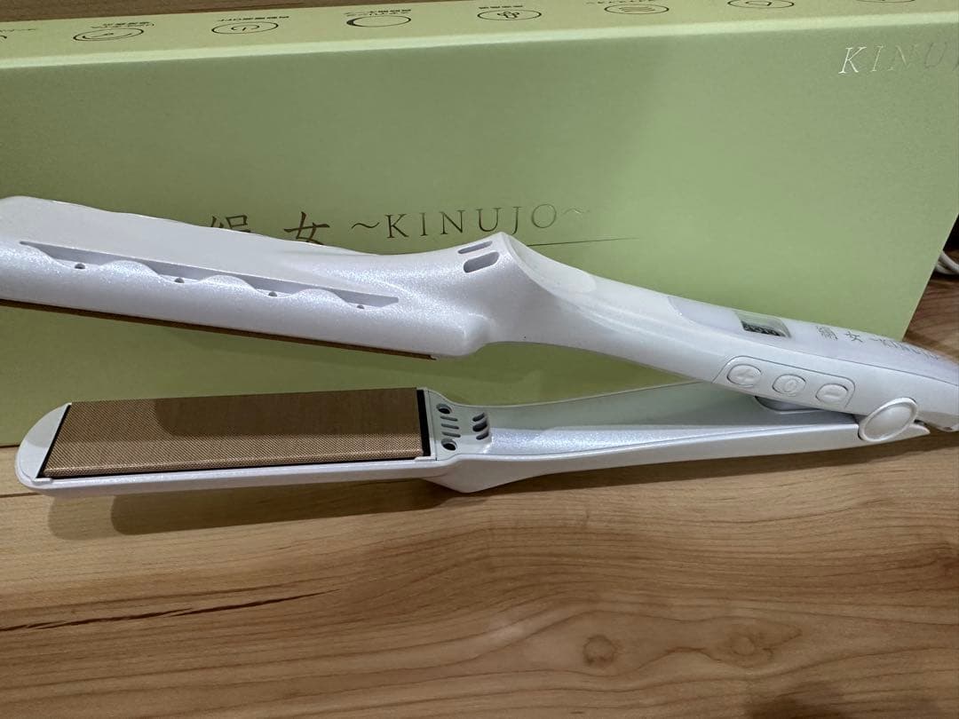 ⭐️早い者勝ち⭐️美品❗️絹女　キヌージョ　ストレートヘアアイロン　LM-125