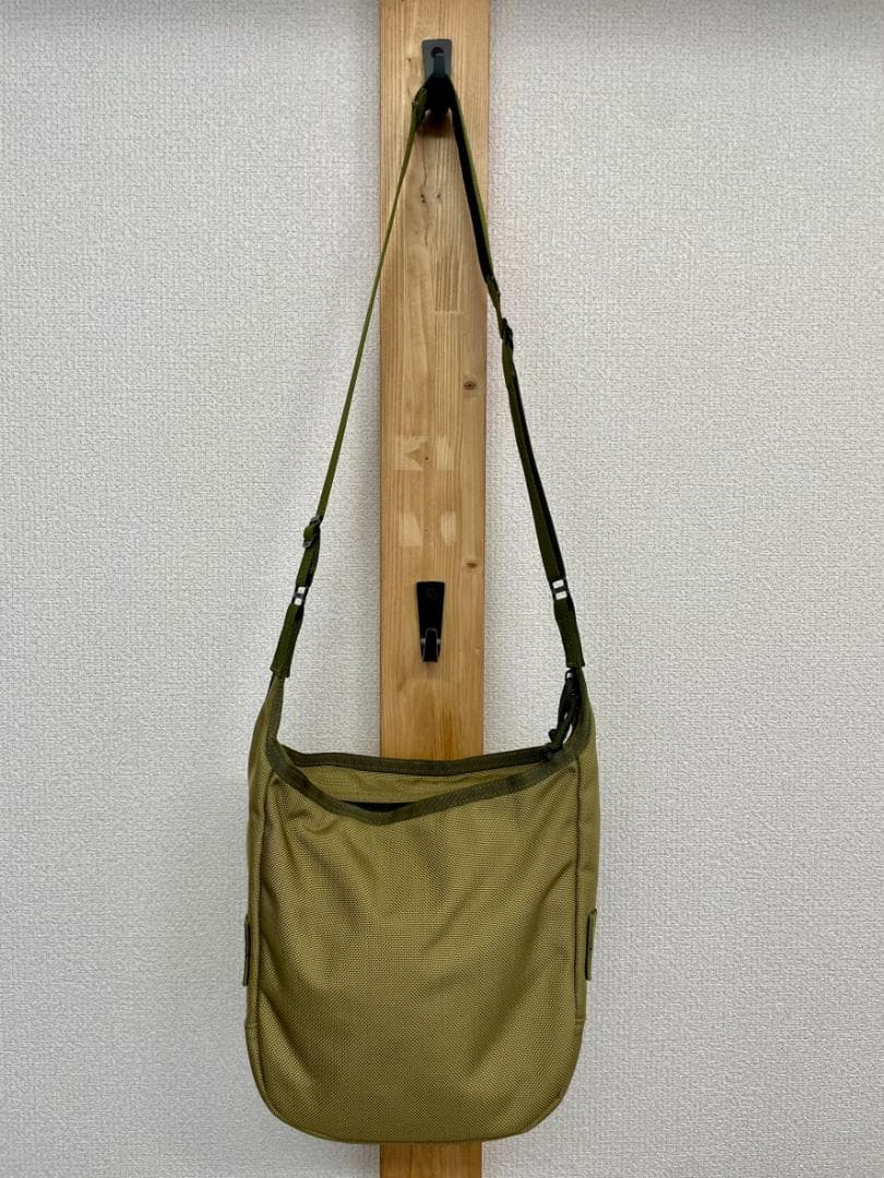 BRIEFING ショルダーバッグ DAY TRIPPER カーキ グリーン