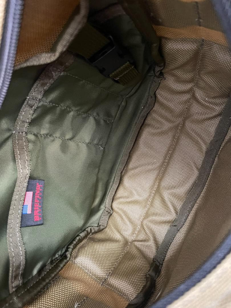 BRIEFING ショルダーバッグ DAY TRIPPER カーキ グリーン