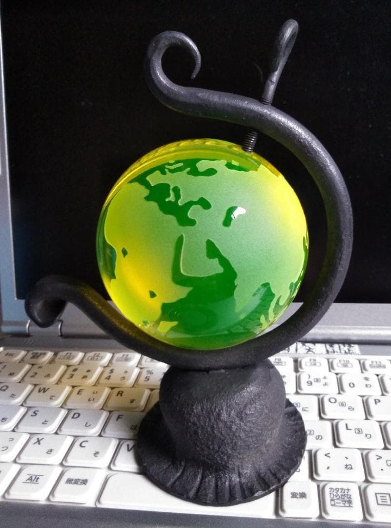 チェコ製のウランガラス地球儀