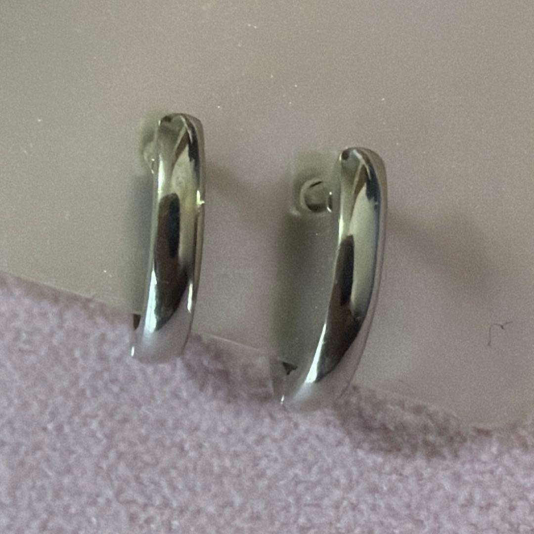14K WG 中折れ　小ぶり　シンプルピアス