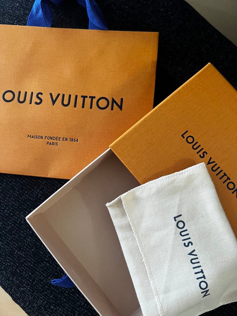 Louis Vuitton ゴールドロゴピアス