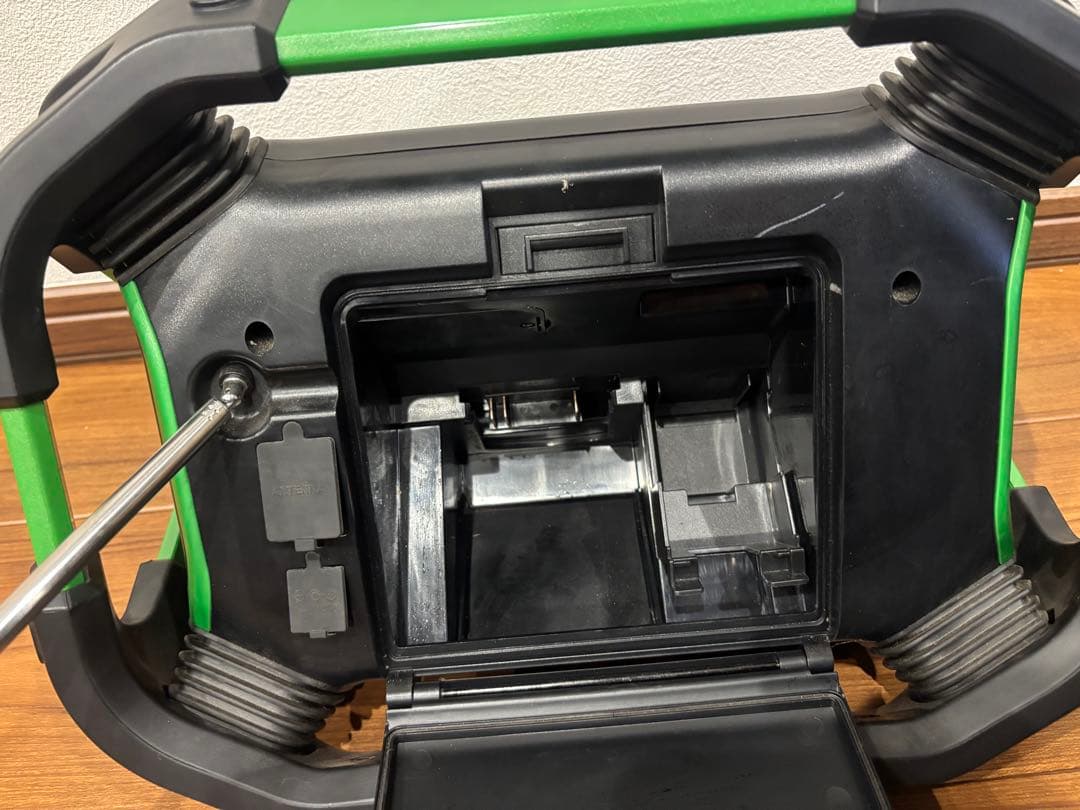 日立工機　コードレスラジオ付テレビ　UR18DSML