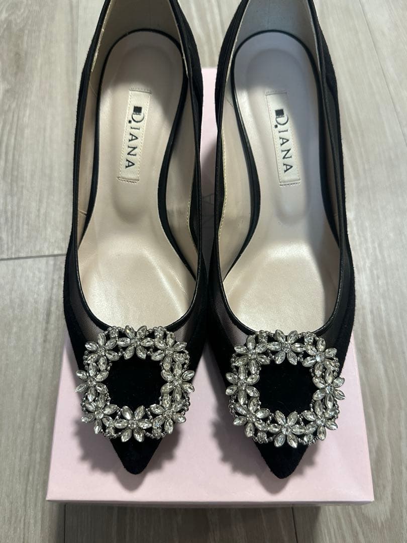 DIANA ブラックビジューバックル付きパンプス　ダイアナ