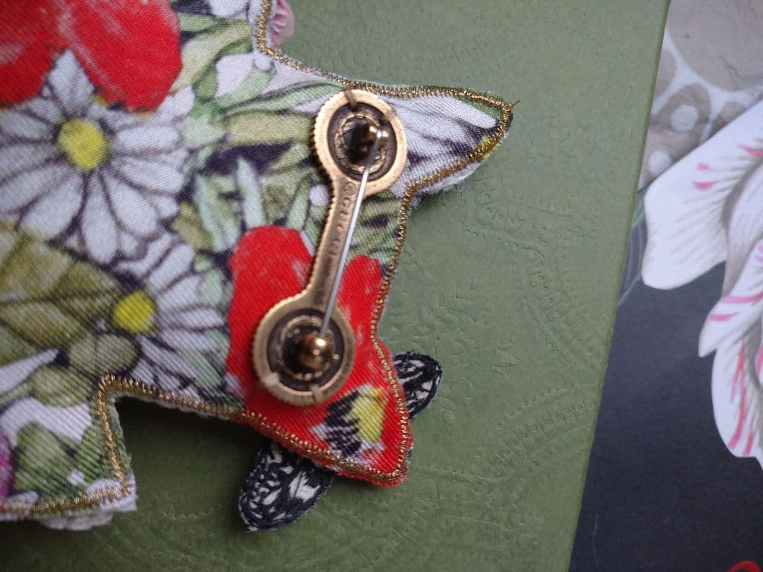 値下げ【希少】GUCCI ヒグチユウコ 刺繍ブローチ