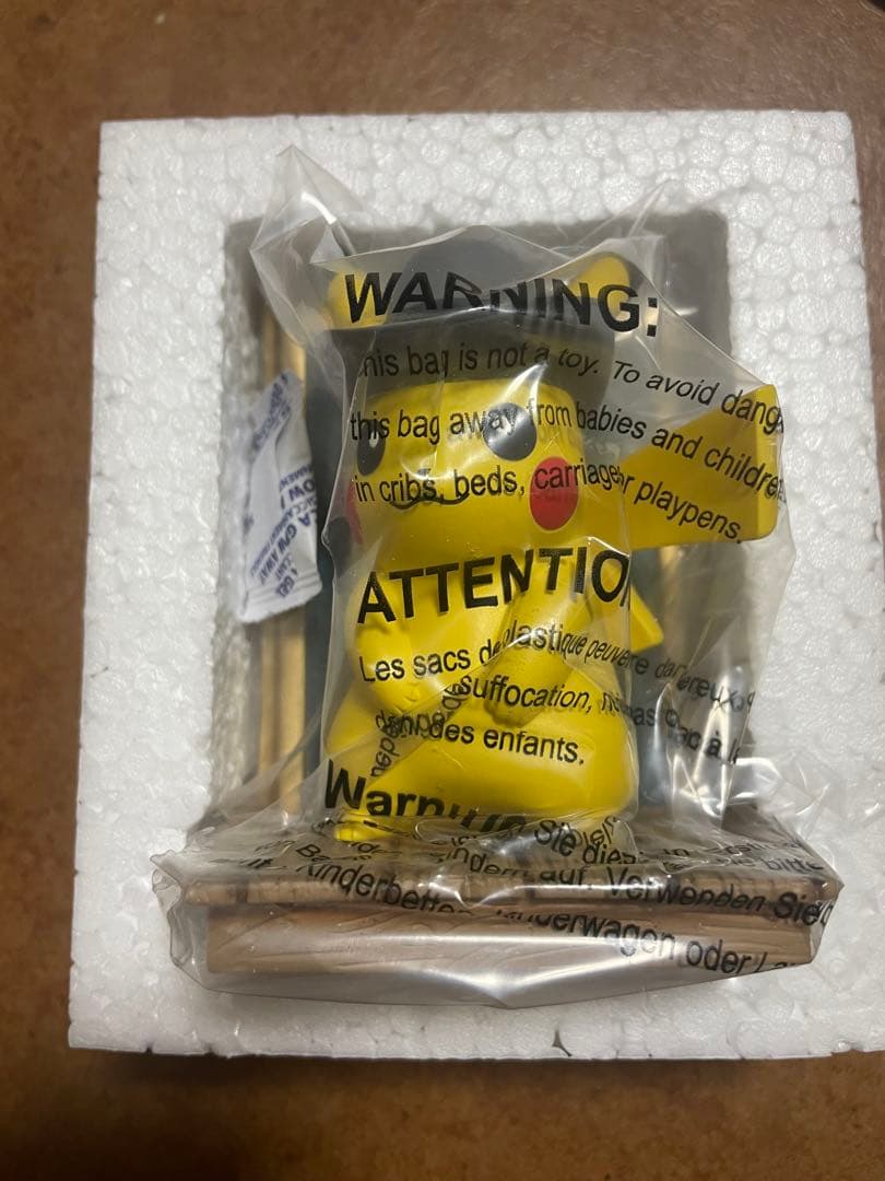 箱痛みあり　値引き　ゴッホピカチュウ　フィギュア