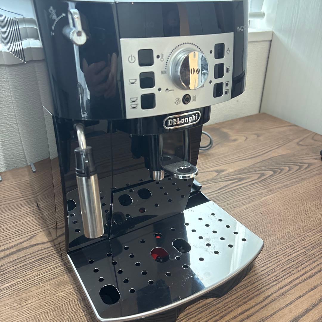 【美品】デロンギ DeLonghiコーヒー マグニフィカS ECAM22112