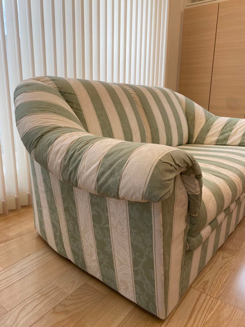 緑と白のストライプ 2人掛けソファ