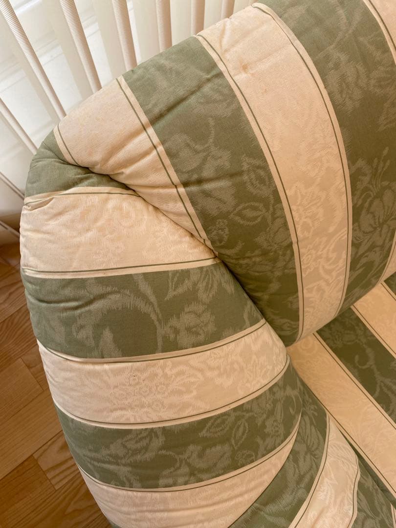 緑と白のストライプ 2人掛けソファ