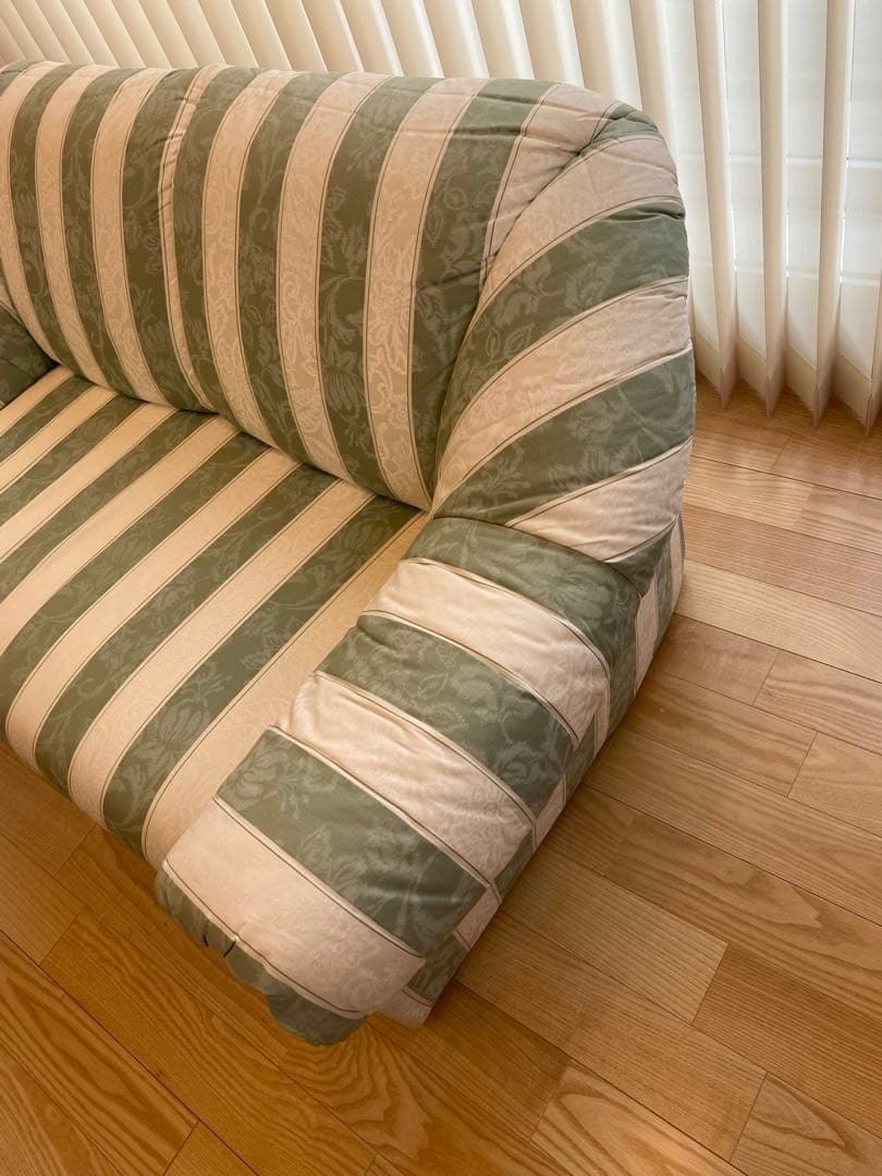緑と白のストライプ 2人掛けソファ