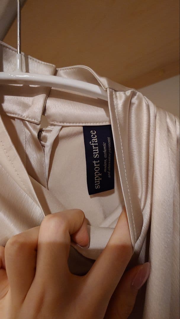 support surface　シャンパンゴールド　ブラウス