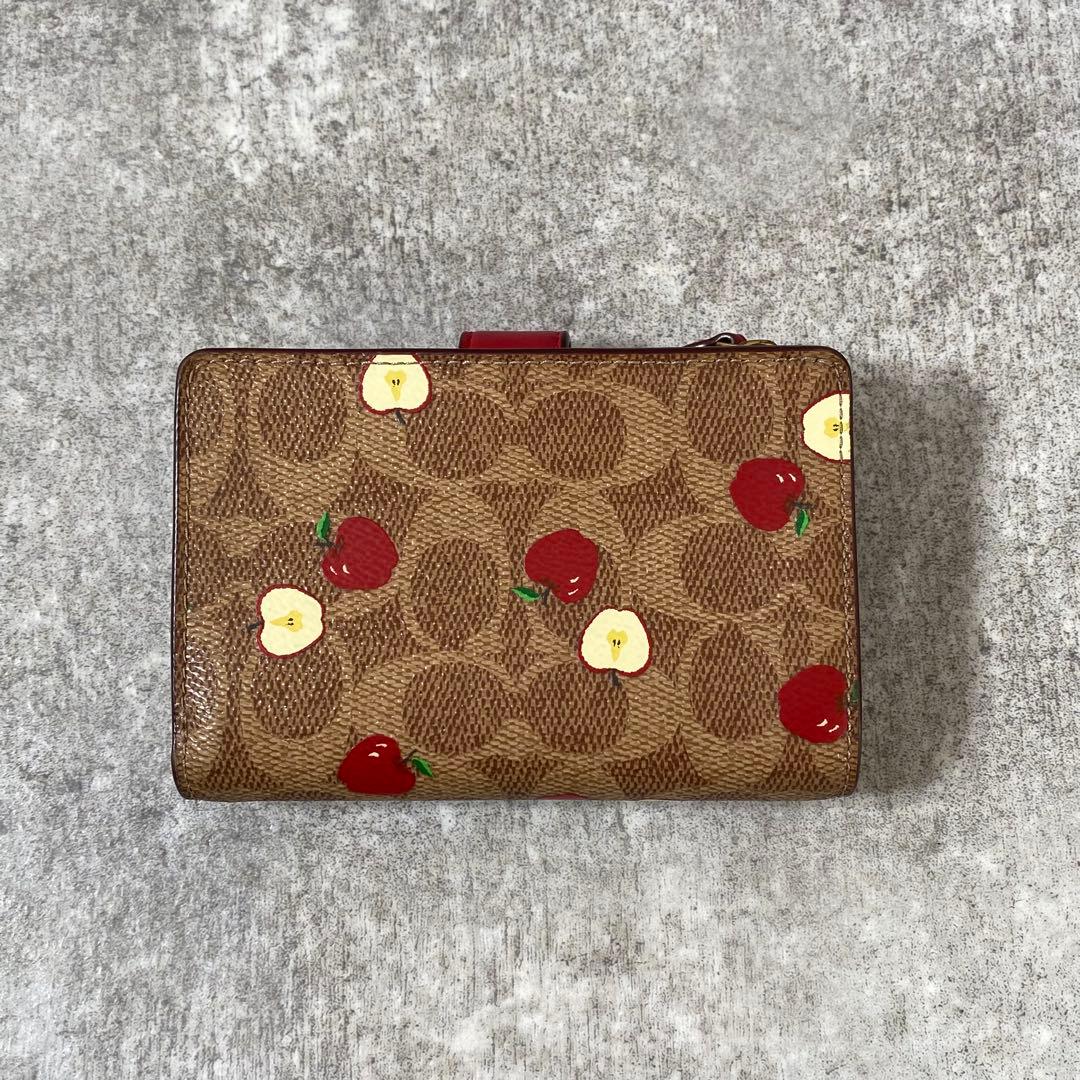 未使用　COACH　2つ折り財布　PVCレザー　シグネチャー　アップル りんご
