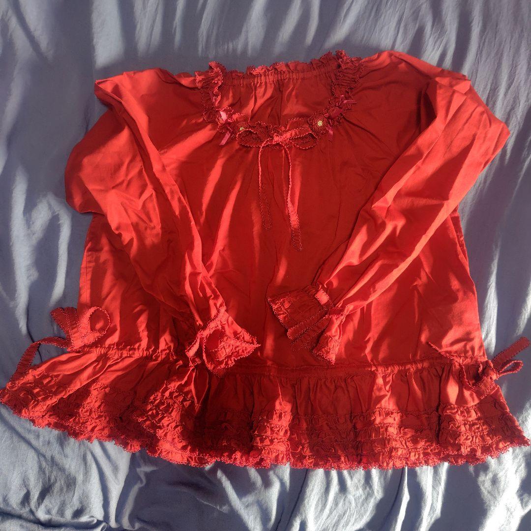 赤いフリル付き長袖ブラウス