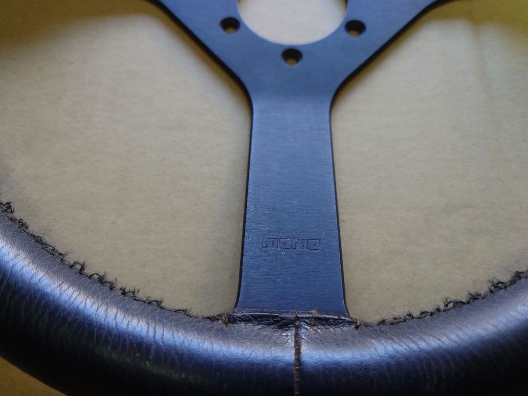 ジムニーオプション　momo3本スポークステアリングホイール希少