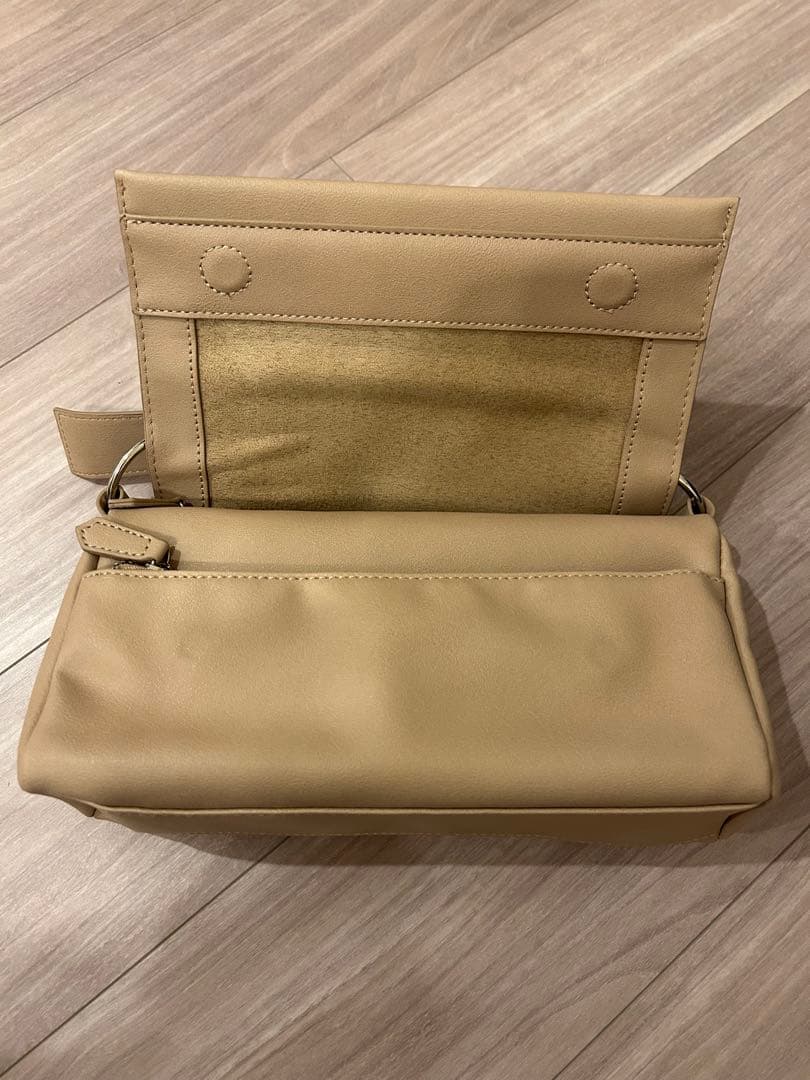 新品！ビアズリー風　 レザーボディバッグ　ベージュ