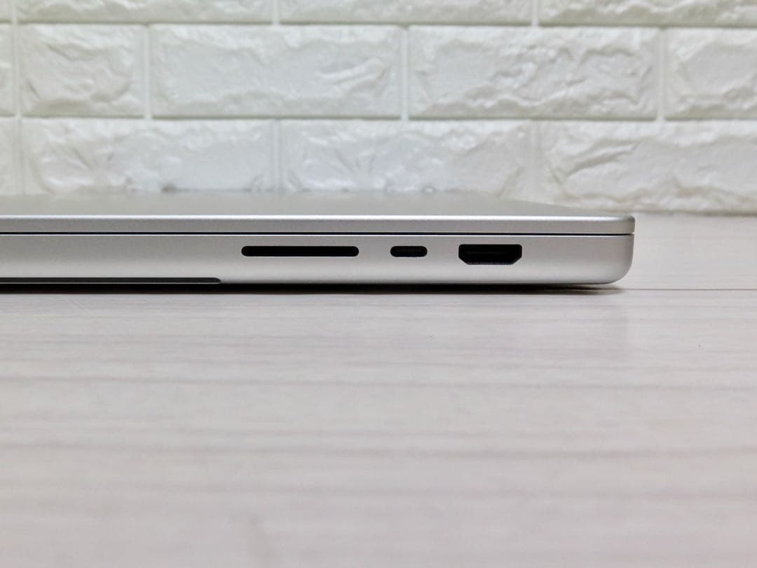 M1Max MacBookPro 16インチ　メモリ32GB SSD1TB 銀