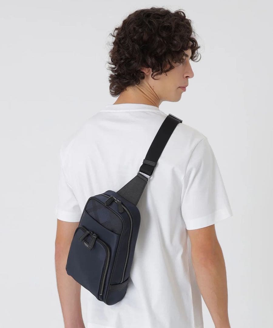 新品ブラックレーベル　コンビカルゼシャドークレストブリッジチェックボディバッグ