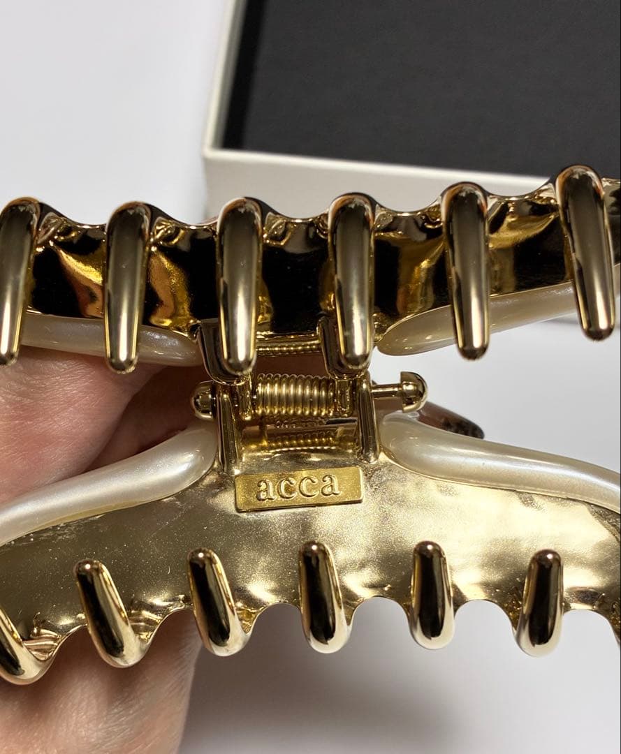 acca ヘアクリップ アイボリー×ゴールド