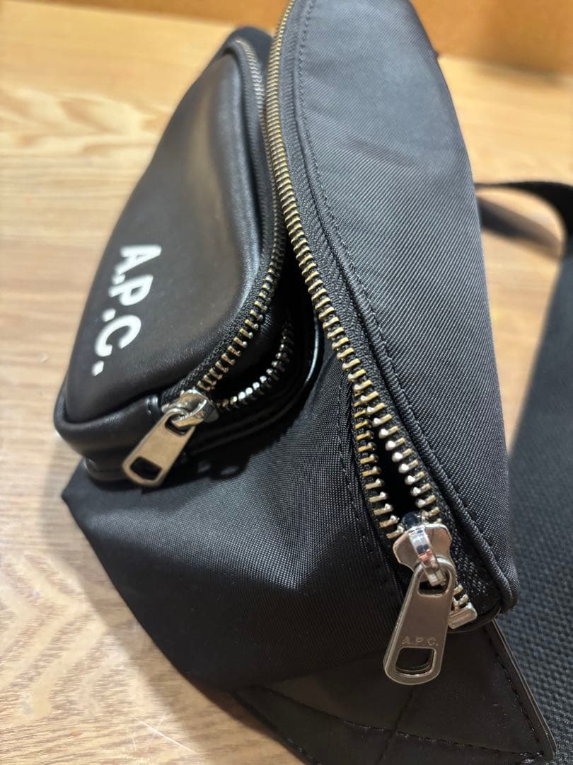 A.P.C. ボディバッグ ブラック