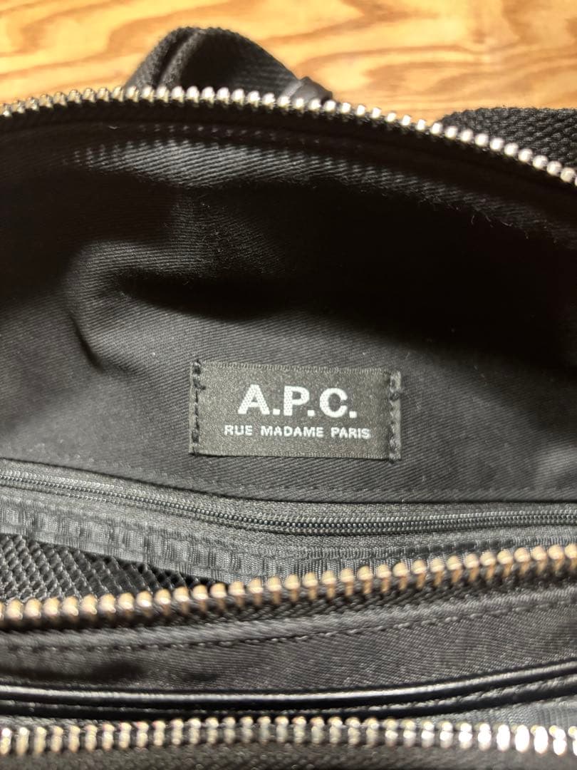 A.P.C. ボディバッグ ブラック