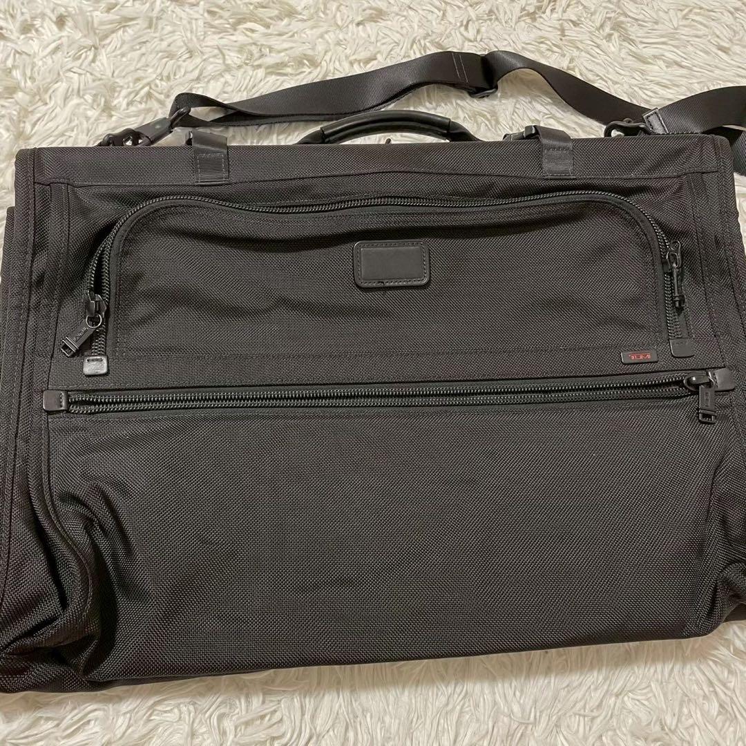 極美品　トゥミ　ガーメントバッグ　トライフォールド　3つ折りキャリーオン　黒