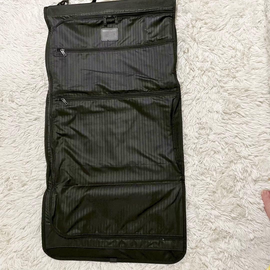 極美品　トゥミ　ガーメントバッグ　トライフォールド　3つ折りキャリーオン　黒