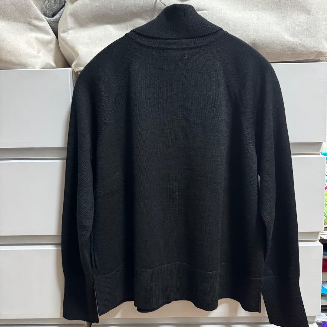 【ブルーレーベルクレストブリッジ】ロゴ刺繍ニット