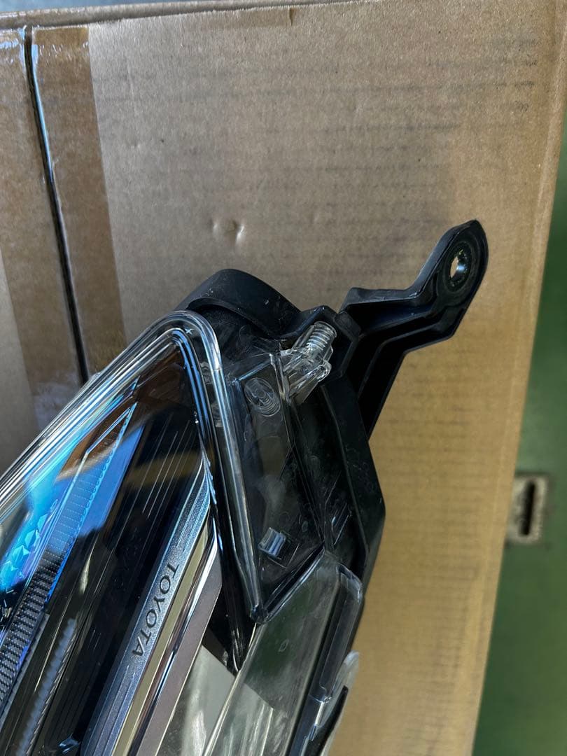 トヨタ カローラクロス ZVG11 右ヘッドライトassy