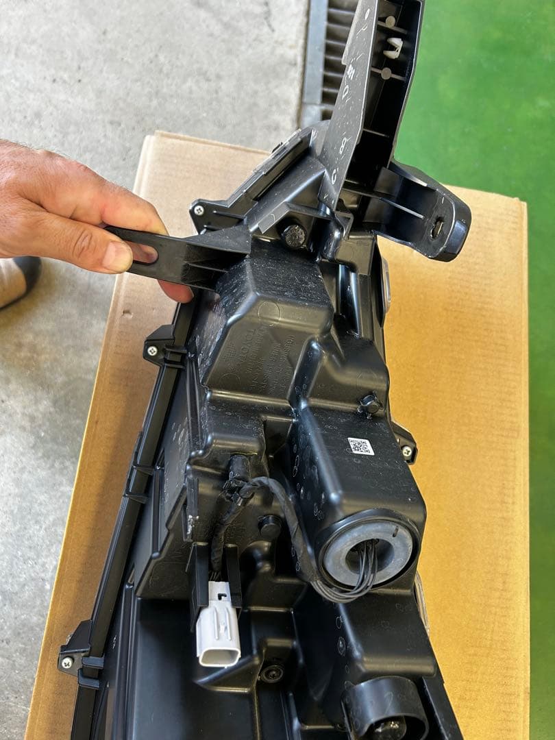 トヨタ カローラクロス ZVG11 右ヘッドライトassy