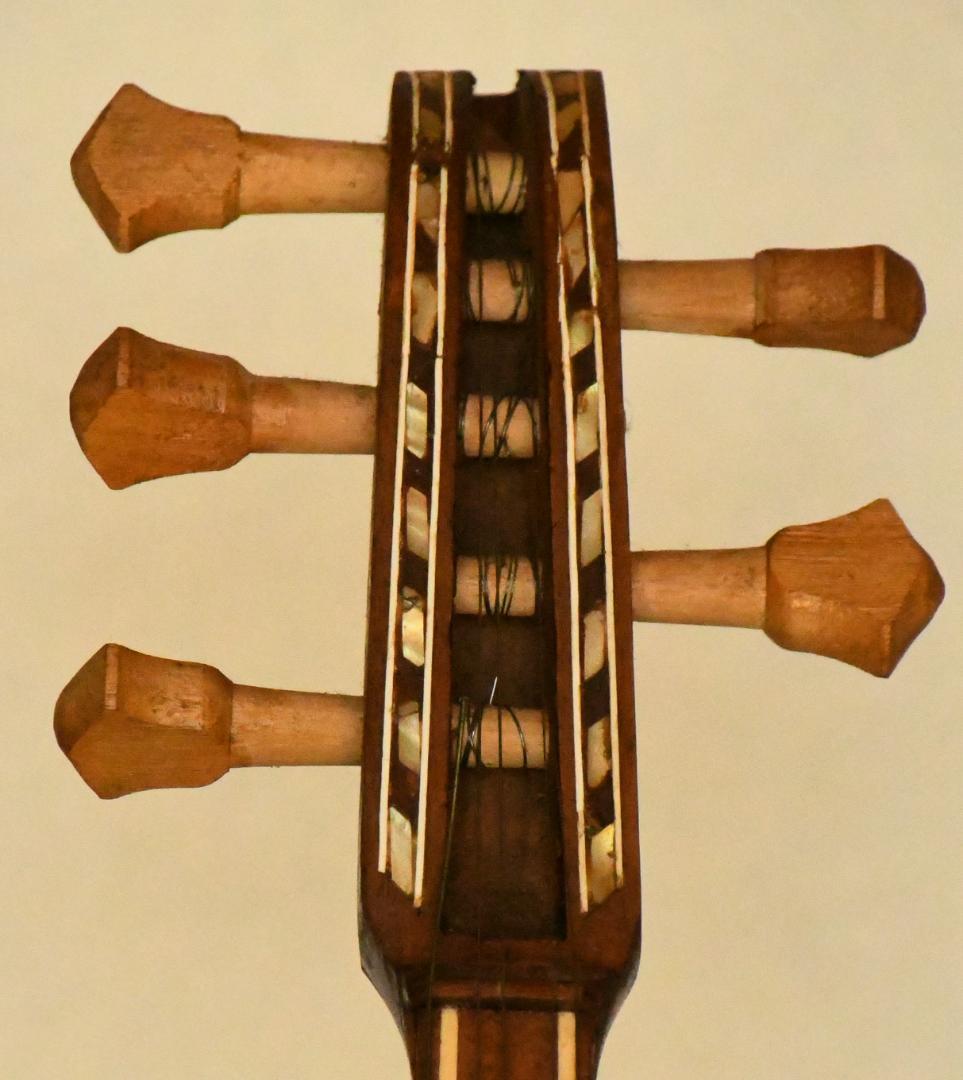 ウズベキスタンの民族弦楽器ラワープレワープ