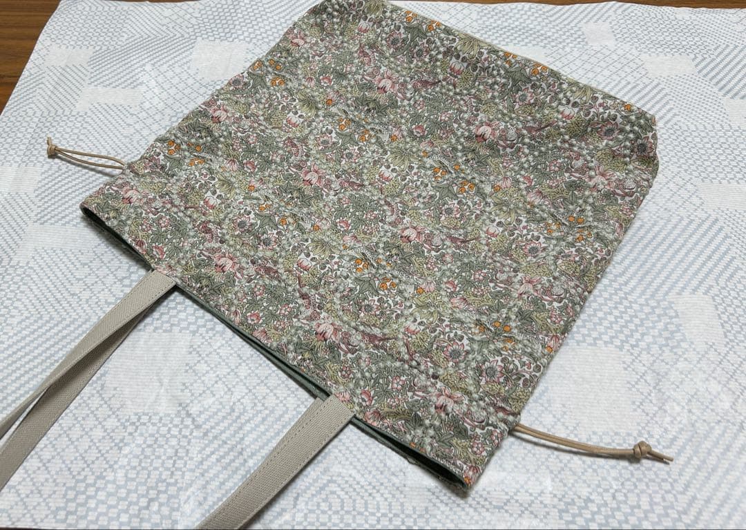 さと75 様 StrawberryThief