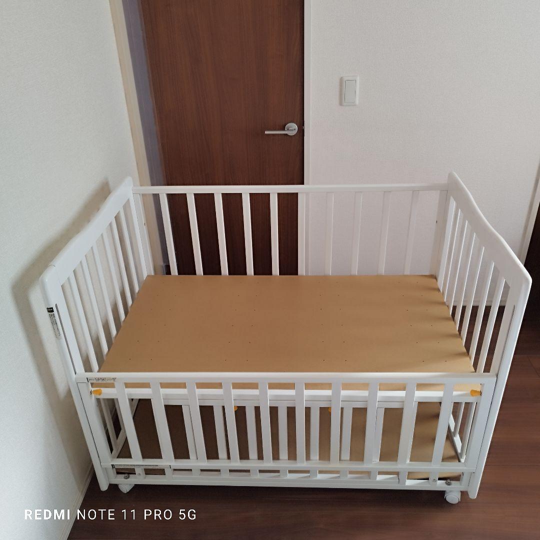 【送料込み】ホワイト木製ベビーベッド ハイタイプ 2段階高さ調節可能