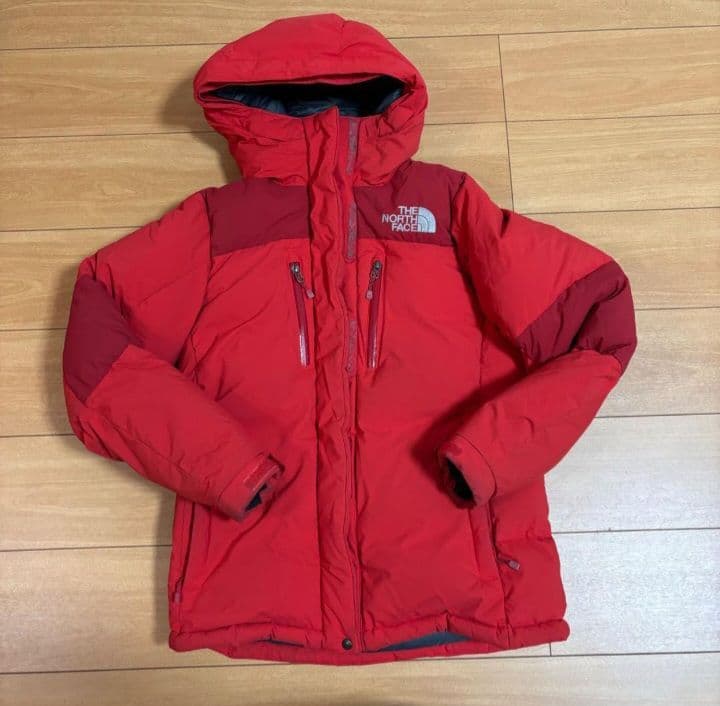 THE NORTH FACE フード付きレッドダウンジャケット バルトロライト