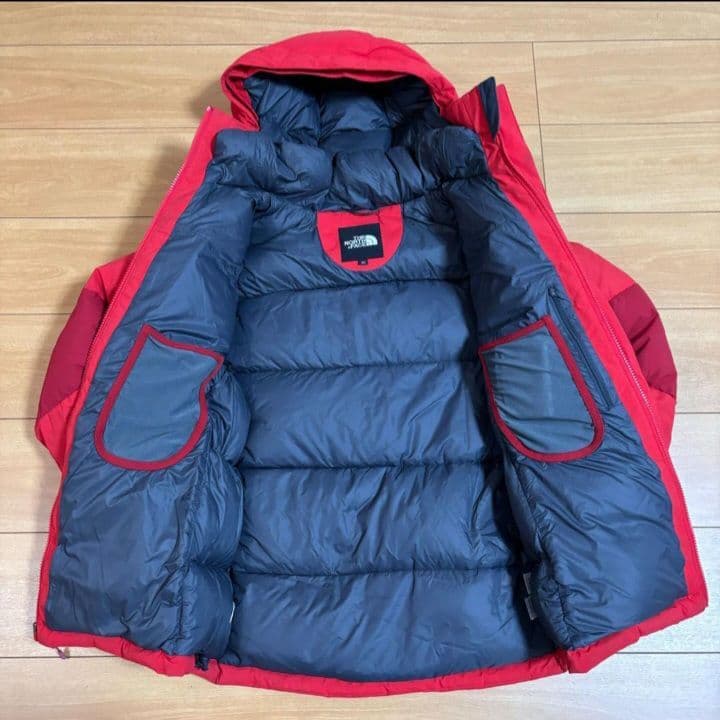 THE NORTH FACE フード付きレッドダウンジャケット バルトロライト