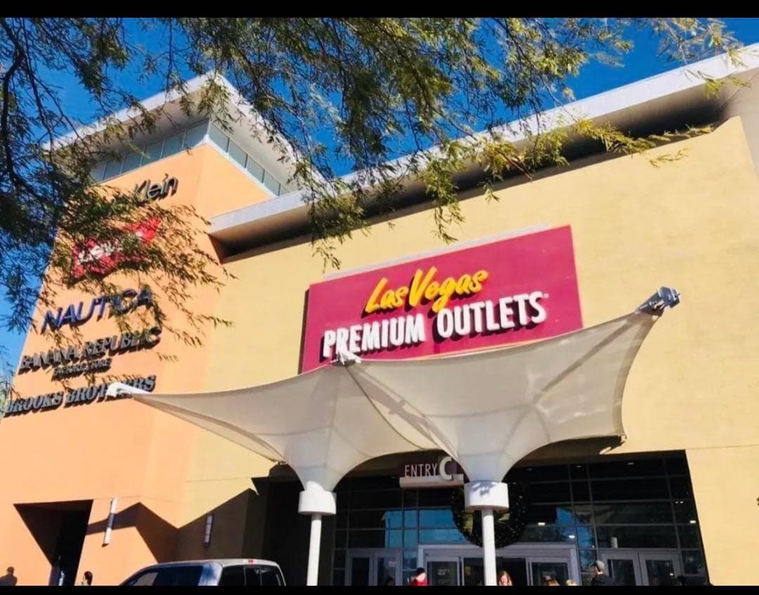 再入荷COACH チェリー柄 苺プリントミディアム二つ折り財布